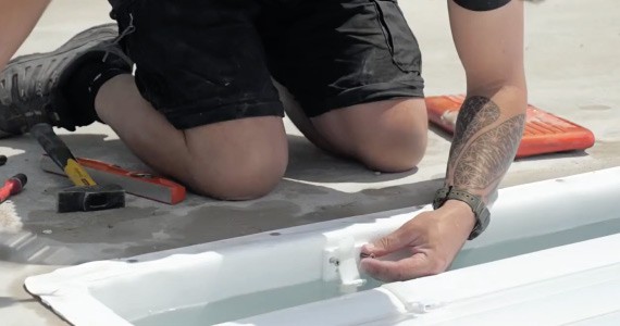 Mise en place des attaches de sécurité pour un volet hors sol piscine